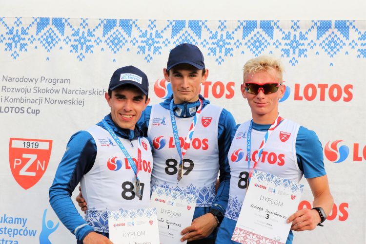 Marusarz_Twardosz_Szczechowicz_podium_Lotos_CUP_2018_lato_fot_Anna_Karczewska